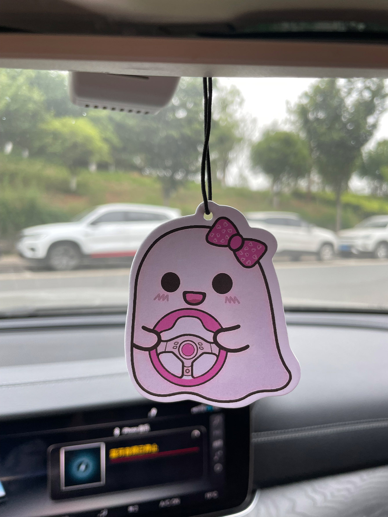 Home Fragrance Non Toxic - かわいらしいフレシアの香りがする、五つ星評価のニュートラルな車用芳香剤。無毒で安全。 | 天然エッセンシャルオイルとアロマセラピー用香料タブレット（ノロイリ／グレープフルーツ／シダー） | 吊り下げ式で、通気クリップ付きの多目的タイプ |